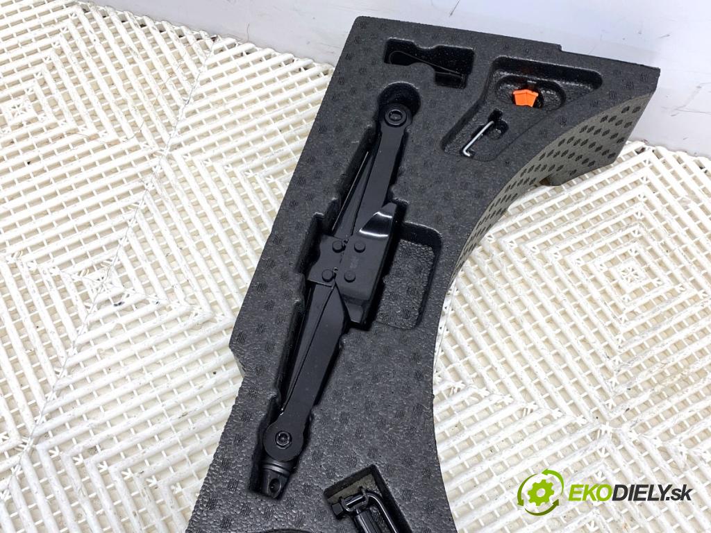 CUPRA FORMENTOR SUV 2023 228 kW 2.0 TSI 4Drive 1984 Súprava náradia