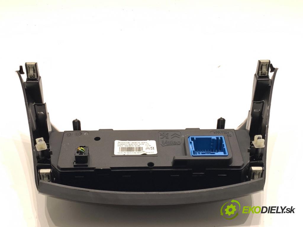 PEUGEOT 2008 I SUV 2016 96 kW 1.2 THP 130 / PureTech 130 1199 Panel ovládania kúrenia 96722471XU (Prepínacie páčky pod volantom)