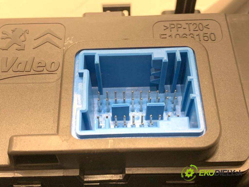 PEUGEOT 2008 I SUV 2016 96 kW 1.2 THP 130 / PureTech 130 1199 Panel ovládania kúrenia 96722471XU (Prepínacie páčky pod volantom)