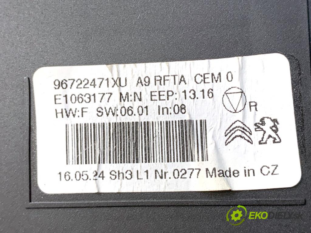 PEUGEOT 2008 I SUV 2016 96 kW 1.2 THP 130 / PureTech 130 1199 Panel ovládania kúrenia 96722471XU (Prepínacie páčky pod volantom)