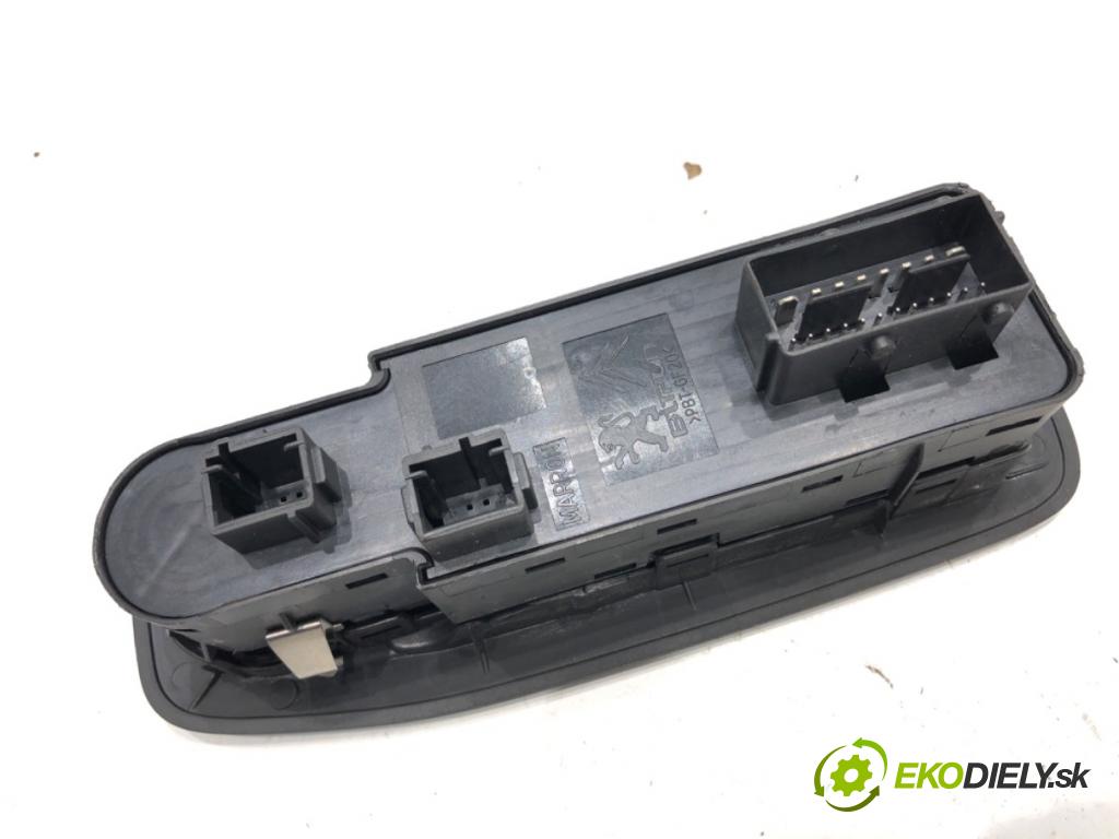 PEUGEOT 2008 I SUV 2016 96 kW 1.2 THP 130 / PureTech 130 1199 Prepínač okien 96749624ZD (Prepínacie páčky pod volantom)