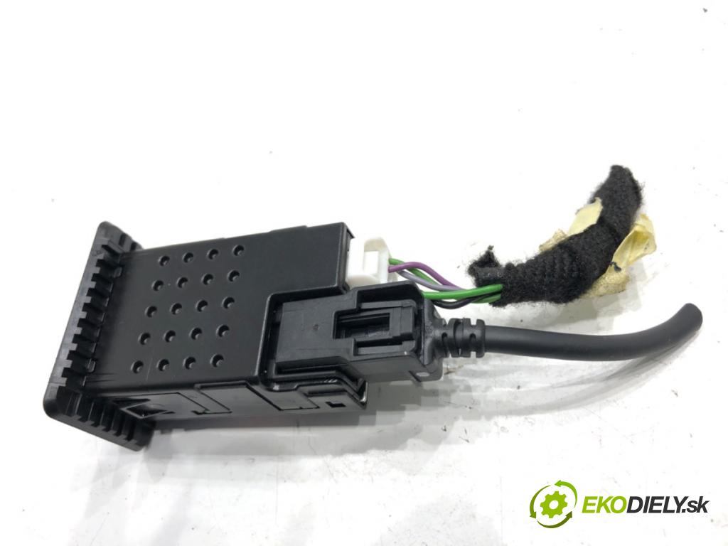 NISSAN MICRA K14 liftback 2020 74 kW 1.0 IG-T 100 999 HNÍZDO: USB 284H35FA0C