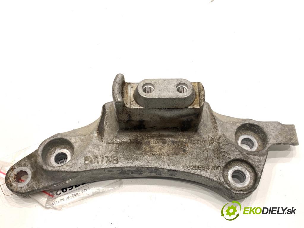 PEUGEOT 3008 SUV 2021 147 kW Hybrid4 (M45GBU) 1598 držák převodovky 9820554780