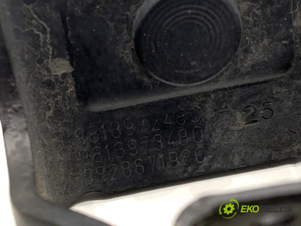 PEUGEOT 3008 SUV 2021 147 kW Hybrid4 (M45GBU) 1598 závěsky dveří zadní část 9813972480