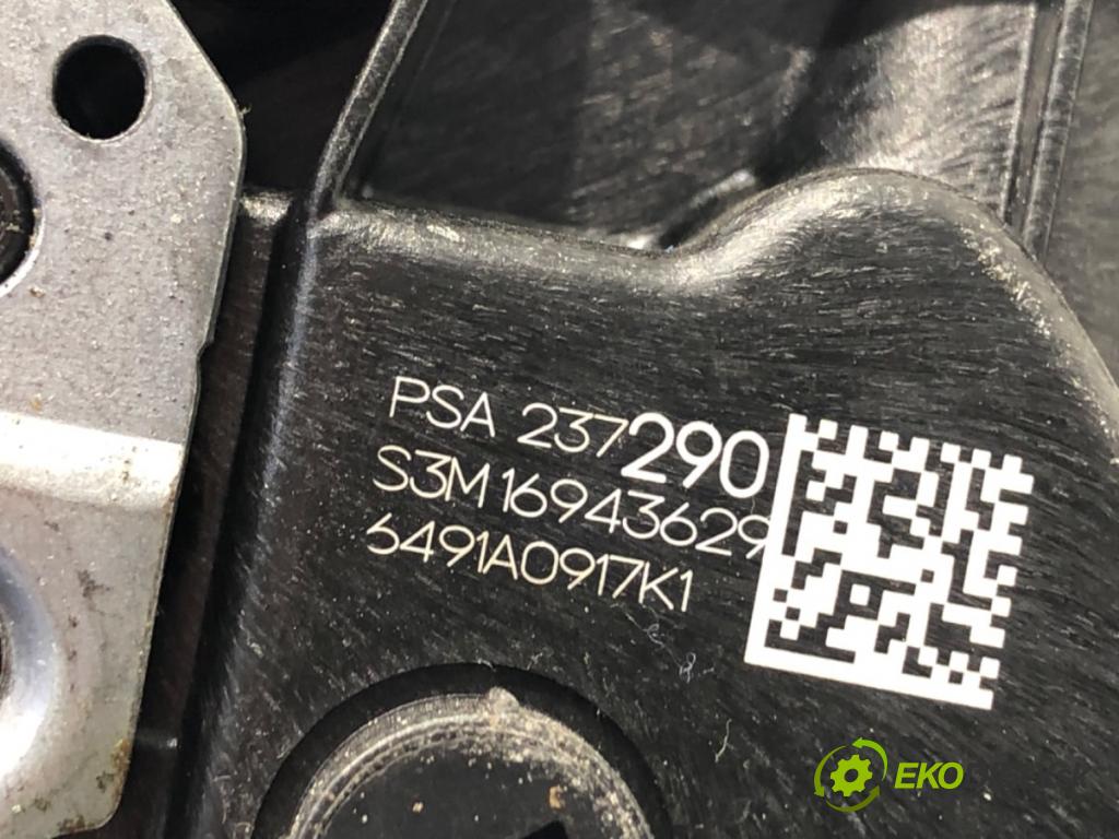 PEUGEOT 3008 SUV 2021 147 kW Hybrid4 (M45GBU) 1598 zámok Dvere pravy zad 237290