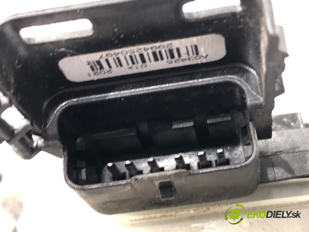 PEUGEOT 3008 SUV 2021 147 kW Hybrid4 (M45GBU) 1598 zámok Dvere pravy predný PSA104234