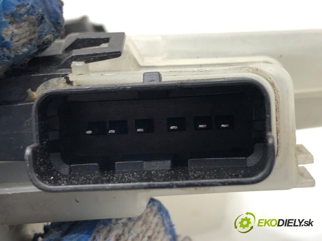 PEUGEOT 3008 SUV 2021 147 kW Hybrid4 (M45GBU) 1598 zámok Dvere ľavy predný 104235