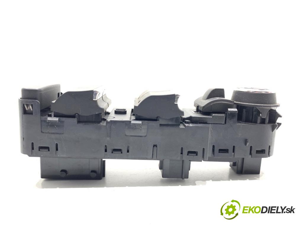 PEUGEOT 3008 SUV 2021 147 kW Hybrid4 (M45GBU) 1598 Prepínač okien 98290962ZD (Prepínacie páčky pod volantom)