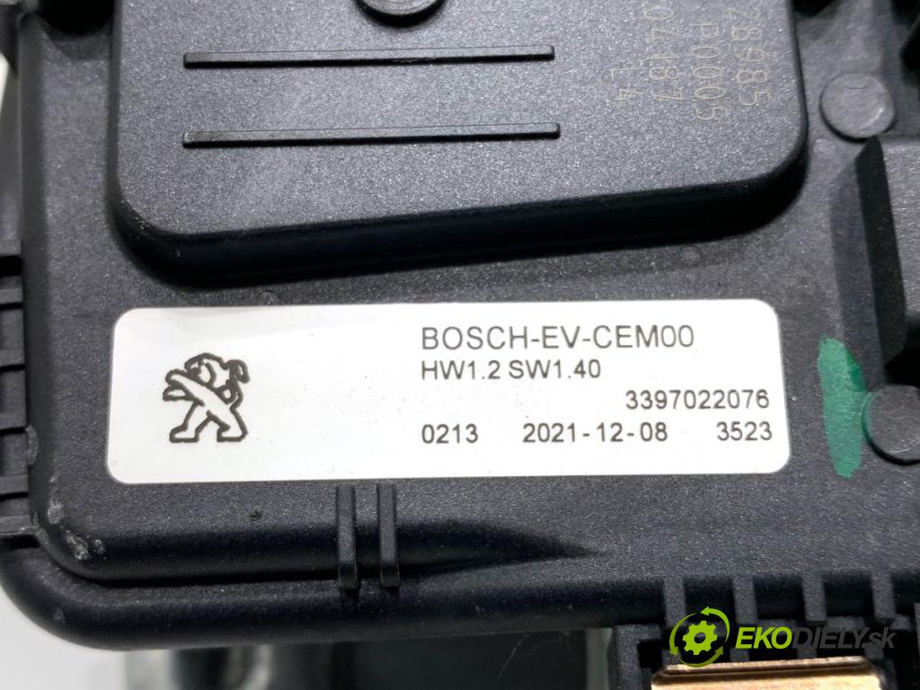 PEUGEOT 3008 SUV 2021 147 kW Hybrid4 (M45GBU) 1598 Mechanizmus stieračov predný 9824762480 (Motorček stieračov predný)