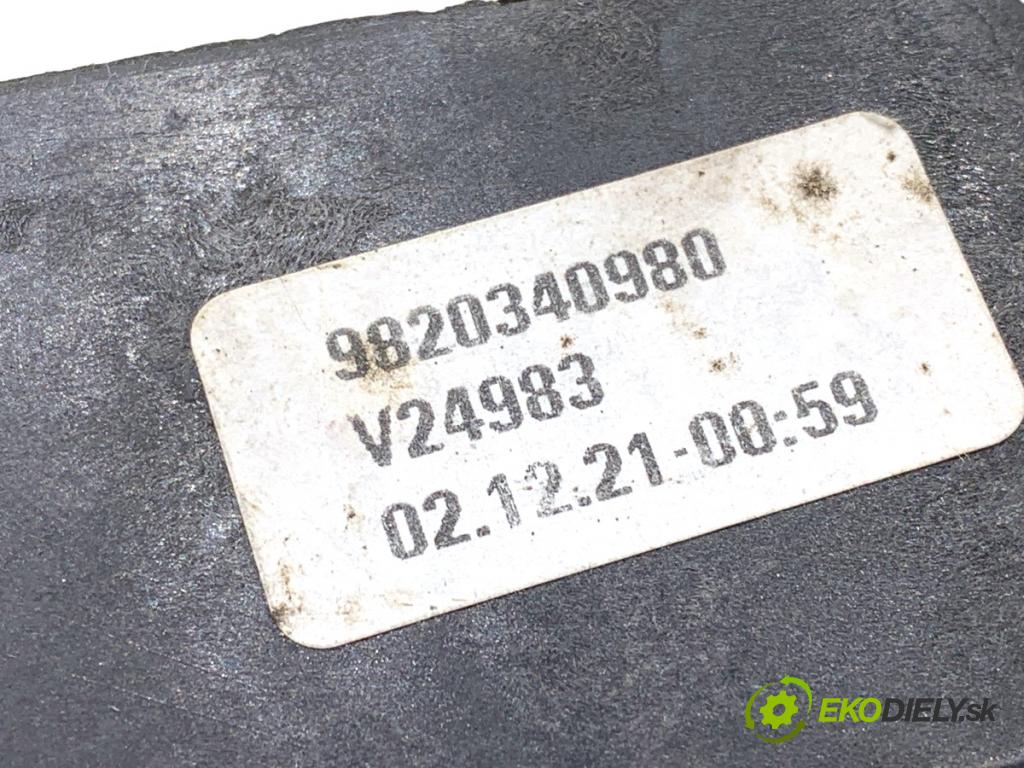 PEUGEOT 3008 SUV 2021 147 kW Hybrid4 (M45GBU) 1598 Kľučka vonkajšia pravy predný 9820340980