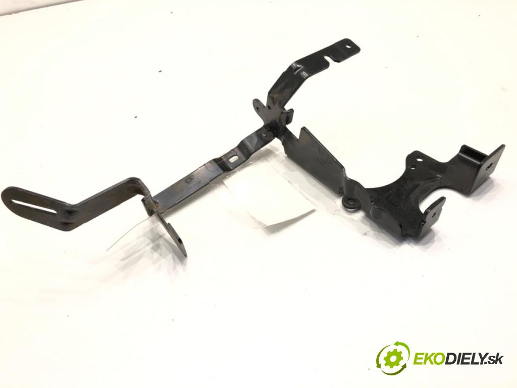 PEUGEOT 3008 SUV 2021 147 kW Hybrid4 (M45GBU) 1598 držiak Uchytenie podvozku 98235028