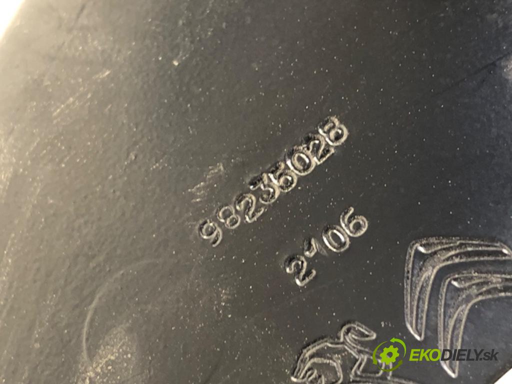 PEUGEOT 3008 SUV 2021 147 kW Hybrid4 (M45GBU) 1598 držiak Uchytenie podvozku 98235028