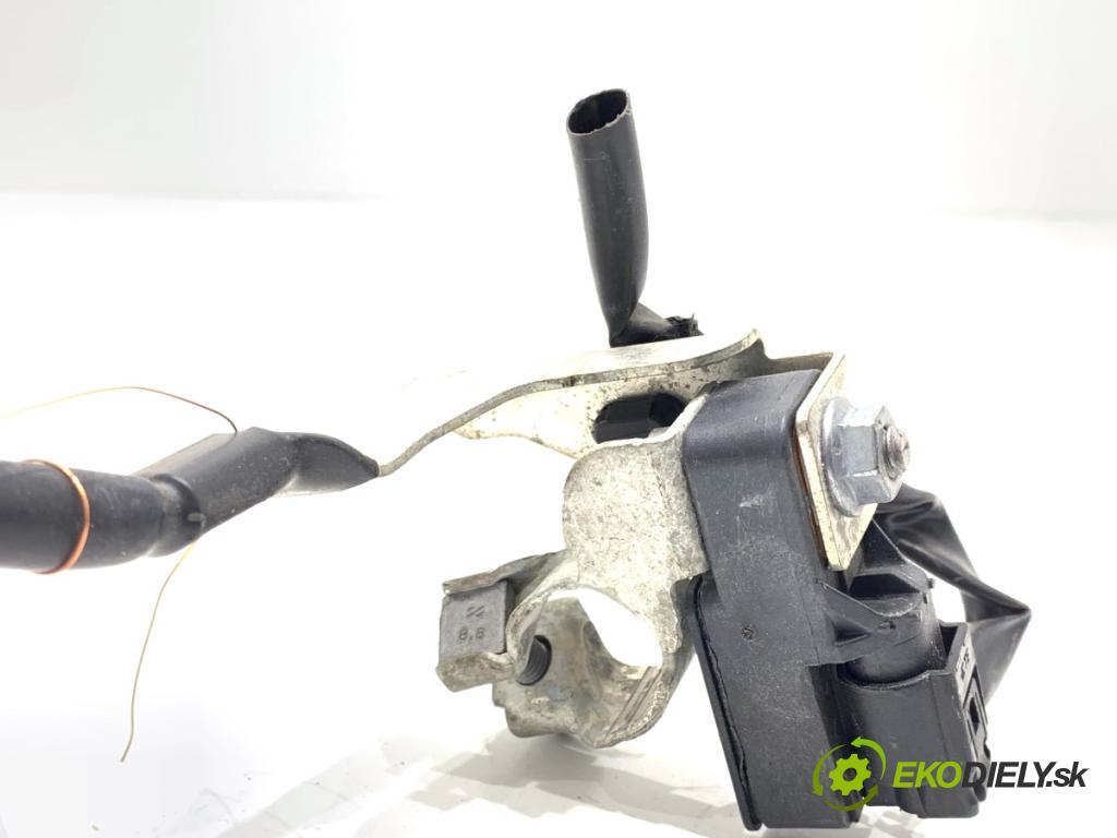 PEUGEOT 3008 SUV 2021 147 kW Hybrid4 (M45GBU) 1598 svorka MINUS: 9838240180