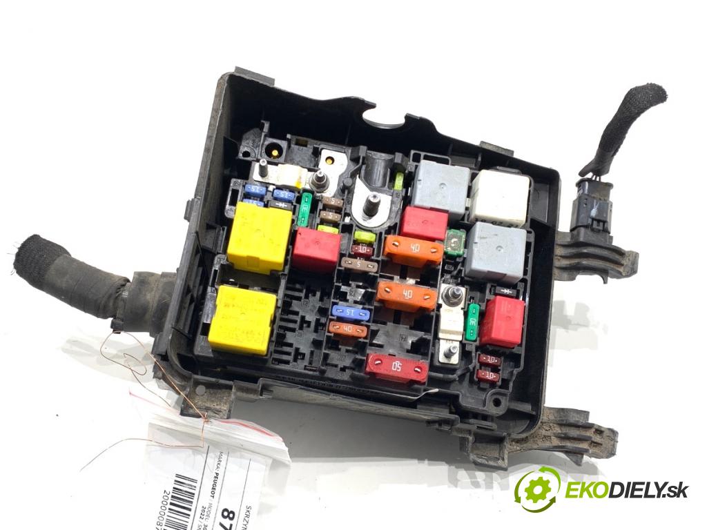 PEUGEOT 3008 SUV 2021 147 kW Hybrid4 (M45GBU) 1598 skříňka poistková 9804846880 (Pojistková skříňka)