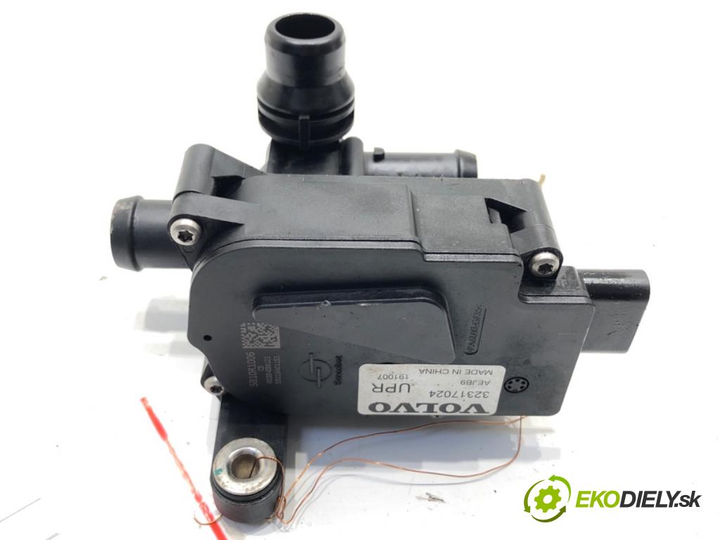 VOLVO XC60 II SUV 2020 173 kW B5 Mild-Hybrid AWD 1969 DALŠÍ: Pumpa vody 32317024 (Vodná pumpa)