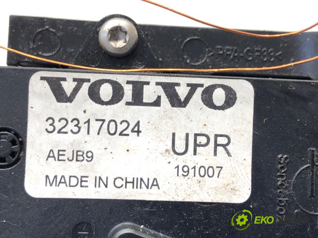 VOLVO XC60 II SUV 2020 173 kW B5 Mild-Hybrid AWD 1969 DALŠÍ: Pumpa vody 32317024 (Vodná pumpa)