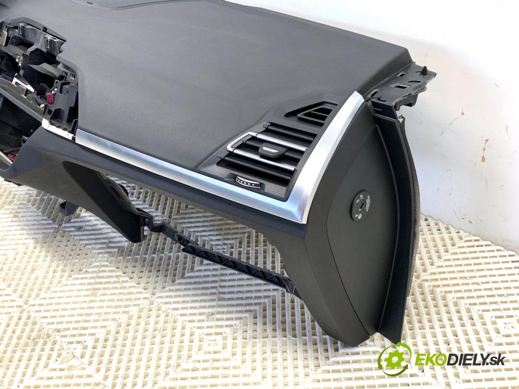 BMW G02 SUV 2023 140 kW xDrive 20 d 1995 palubní doska POLŠTÁŘ: spolujezdce