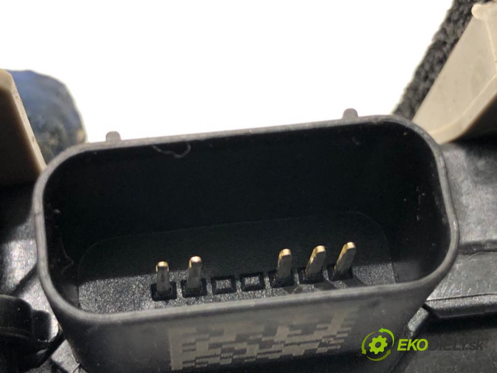 KIA CEED liftback 2022 88 kW 1.0 T-GDI 998 zámok Dvere pravy zad 81420-J7000