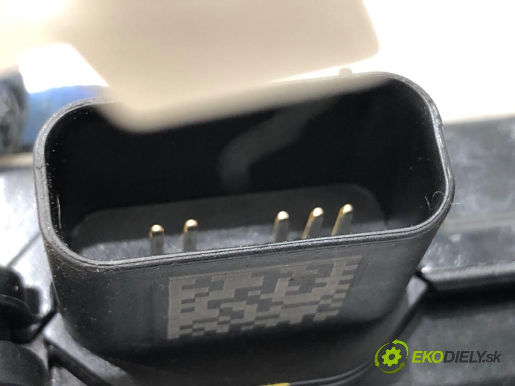 KIA CEED liftback 2022 88 kW 1.0 T-GDI 998 zámok Dvere pravy predný 81320-J7000