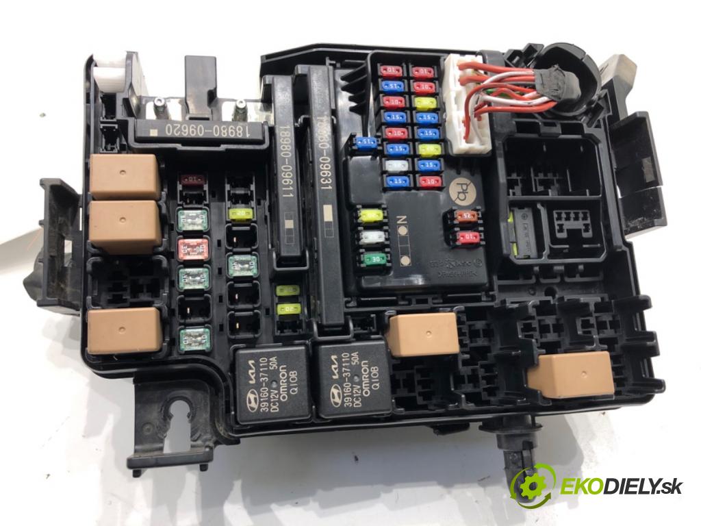 KIA CEED liftback 2022 88 kW 1.0 T-GDI 998 Skrinka poistková 91262-J7060 (Poistková skrinka)