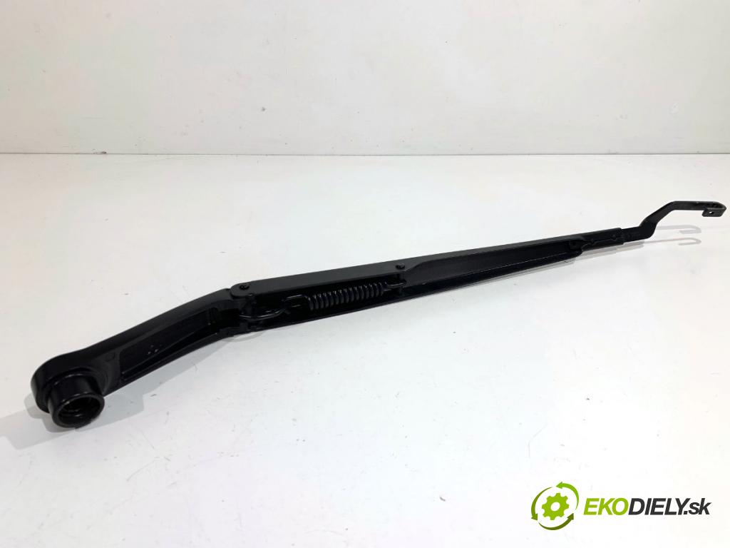 KIA CEED liftback 2022 88 kW 1.0 T-GDI 998 Rameno stierače ľavy predný