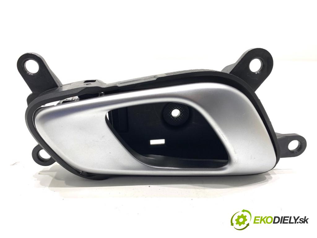 KIA CEED liftback 2022 88 kW 1.0 T-GDI 998 Kľučka vnútorná pravy predný 82623-J7000