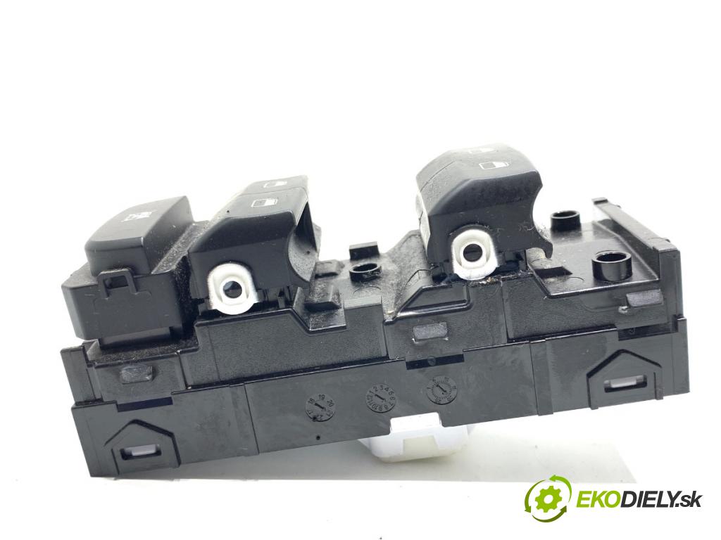 KIA CEED liftback 2022 88 kW 1.0 T-GDI 998 Prepínač okien 93570-J7200 (Prepínacie páčky pod volantom)