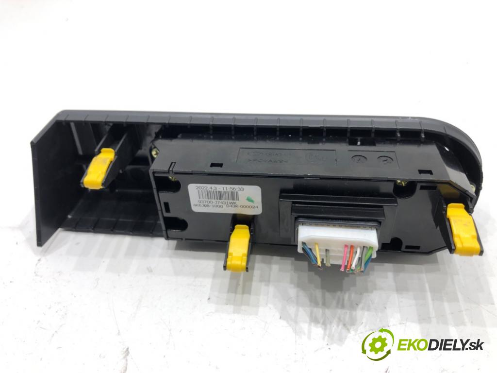 KIA CEED liftback 2022 88 kW 1.0 T-GDI 998 Prepínač nastavenia svetiel 93700-J7431WK (Prepínacie páčky pod volantom)