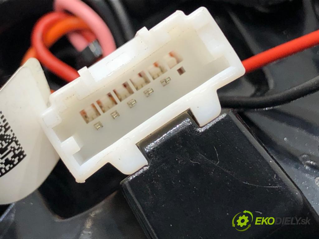 KIA CEED liftback 2022 88 kW 1.0 T-GDI 998 Svetlo zad pravá vnútorná 92404J7000 (Kľučka dverí ostatné)