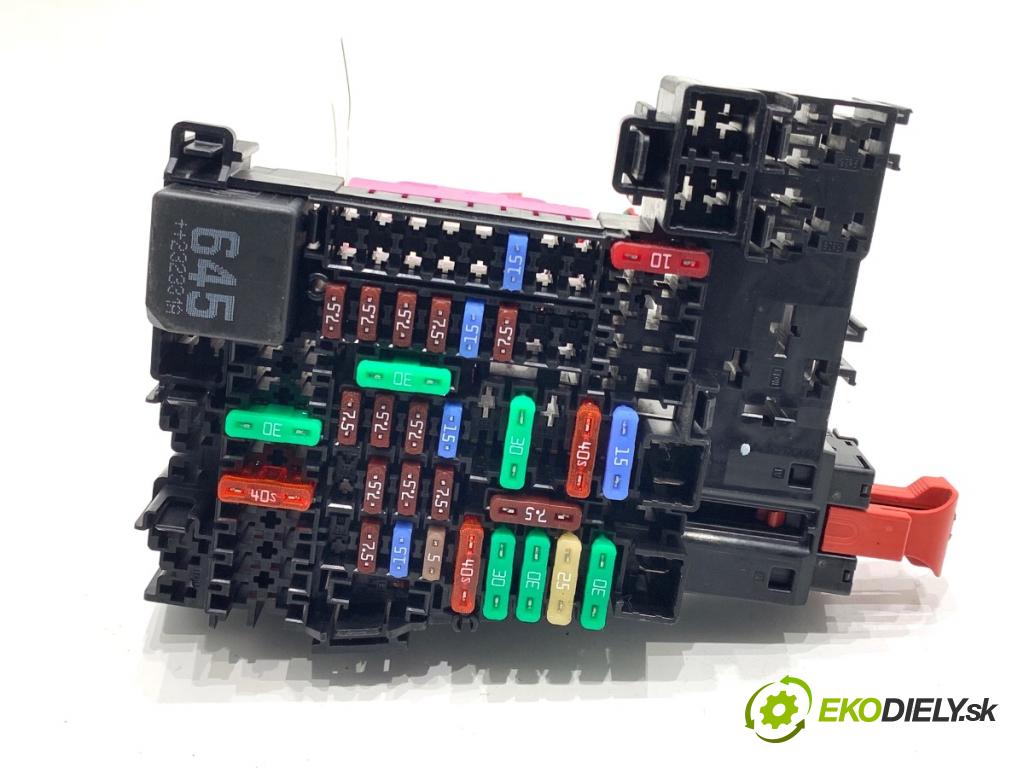 SKODA KAMIQ SUV 2023 81 kW 1.0 TSI 999 Skrinka poistková 2Q0937615A (Poistková skrinka)