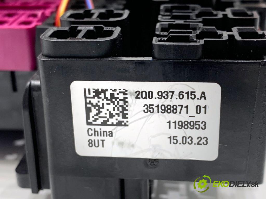 SKODA KAMIQ SUV 2023 81 kW 1.0 TSI 999 Skrinka poistková 2Q0937615A (Poistková skrinka)