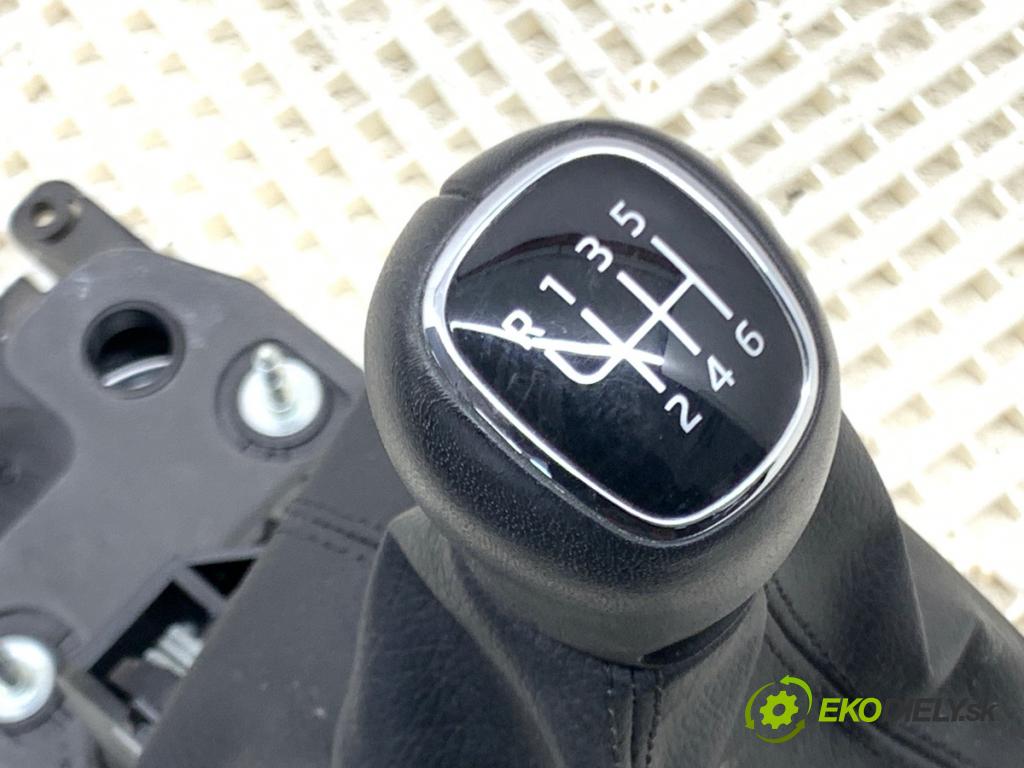 SKODA KAMIQ SUV 2023 81 kW 1.0 TSI 999 Kulisa 5R3711049L (Rýchlostná páka (kulisa))