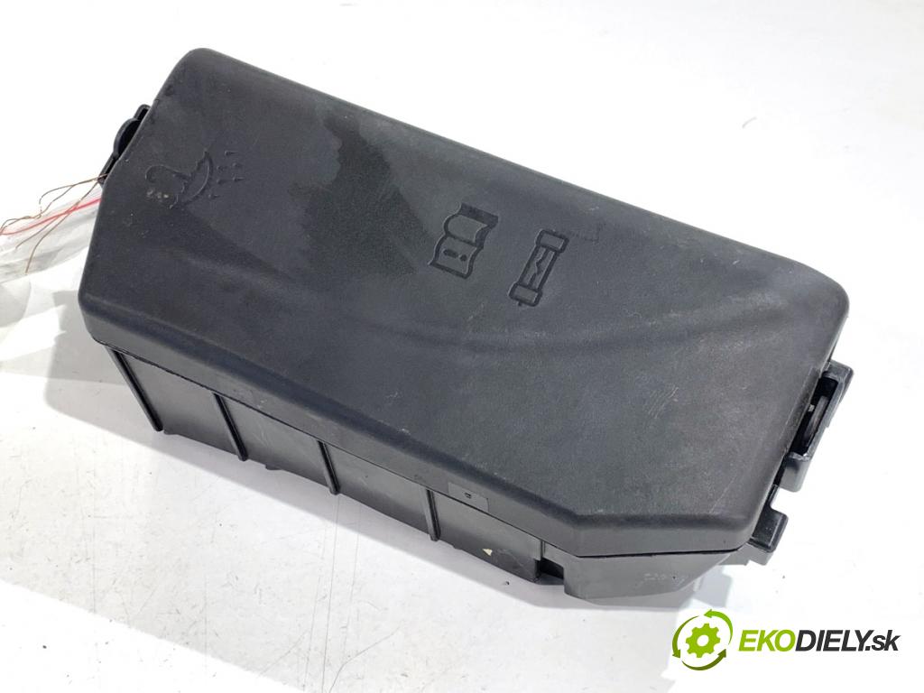 SKODA KAMIQ SUV 2023 81 kW 1.0 TSI 999 Skrinka poistková 2Q0927165A (Poistková skrinka)