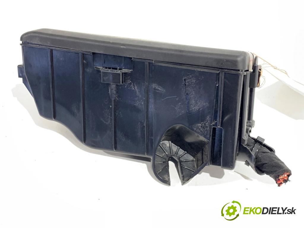 SKODA KAMIQ SUV 2023 81 kW 1.0 TSI 999 Skrinka poistková 2Q0927165A (Poistková skrinka)