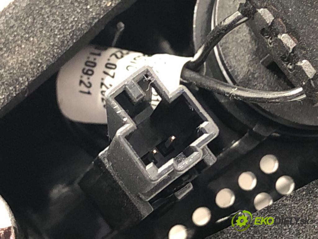 SKODA KAMIQ SUV 2023 81 kW 1.0 TSI 999 Svetlo zad pravá vnútorná 658945094 (Kľučka dverí ostatné)