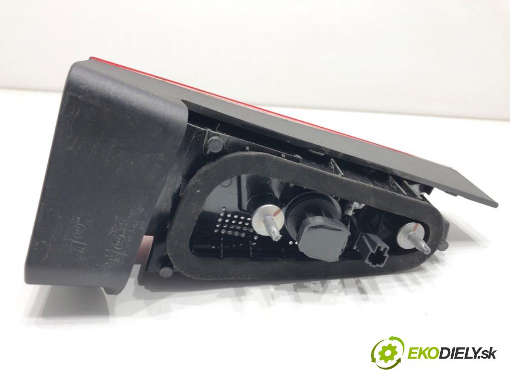 SKODA KAMIQ SUV 2023 81 kW 1.0 TSI 999 Svetlo zad ľavá strana vnútorná  (Kľučka dverí ostatné)