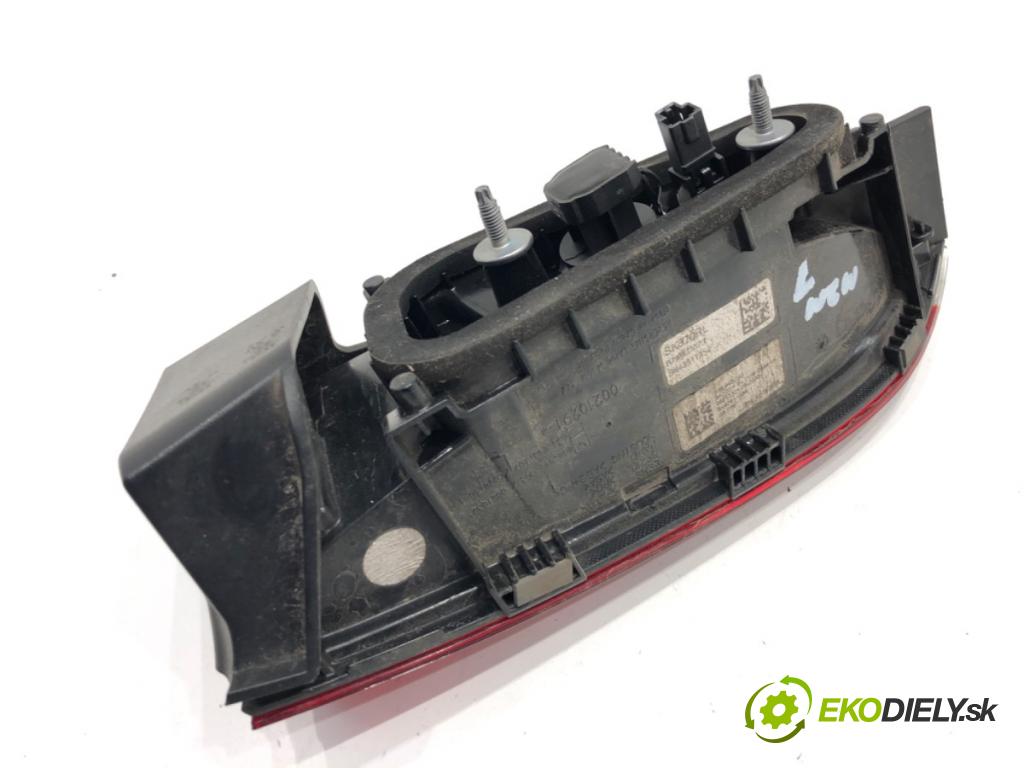 SKODA KAMIQ SUV 2023 81 kW 1.0 TSI 999 Svetlo zad ľavá strana vnútorná  (Kľučka dverí ostatné)