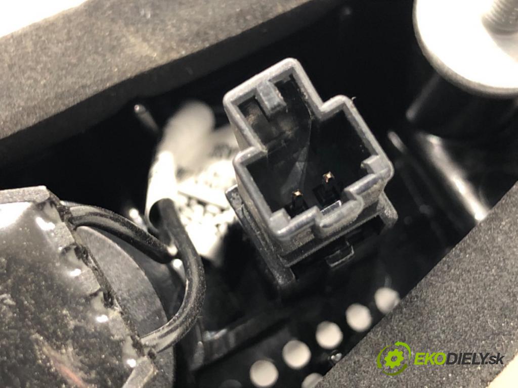 SKODA KAMIQ SUV 2023 81 kW 1.0 TSI 999 Svetlo zad ľavá strana vnútorná  (Kľučka dverí ostatné)