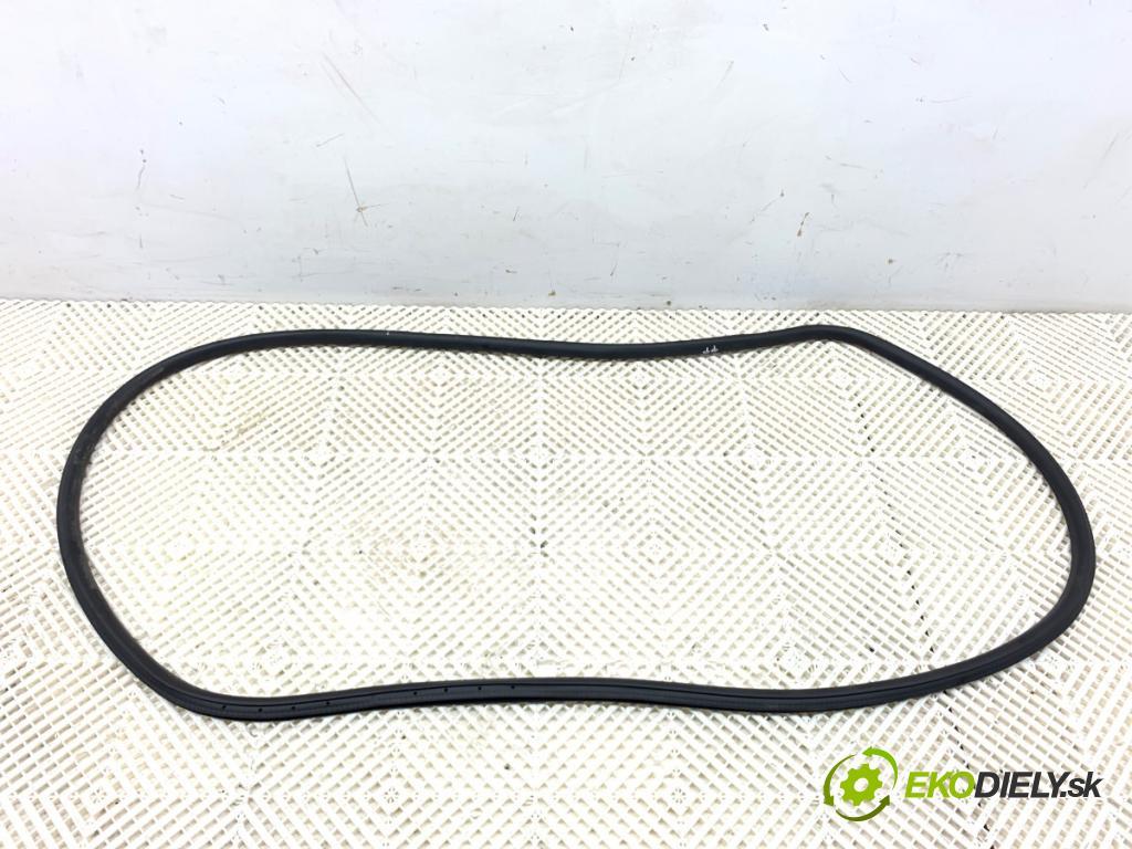 MERCEDES-BENZ GLE SUV 2020 180 kW GLE 300 d 4-matic (167.119) 1950 tesnenie Dvere predný pravá 