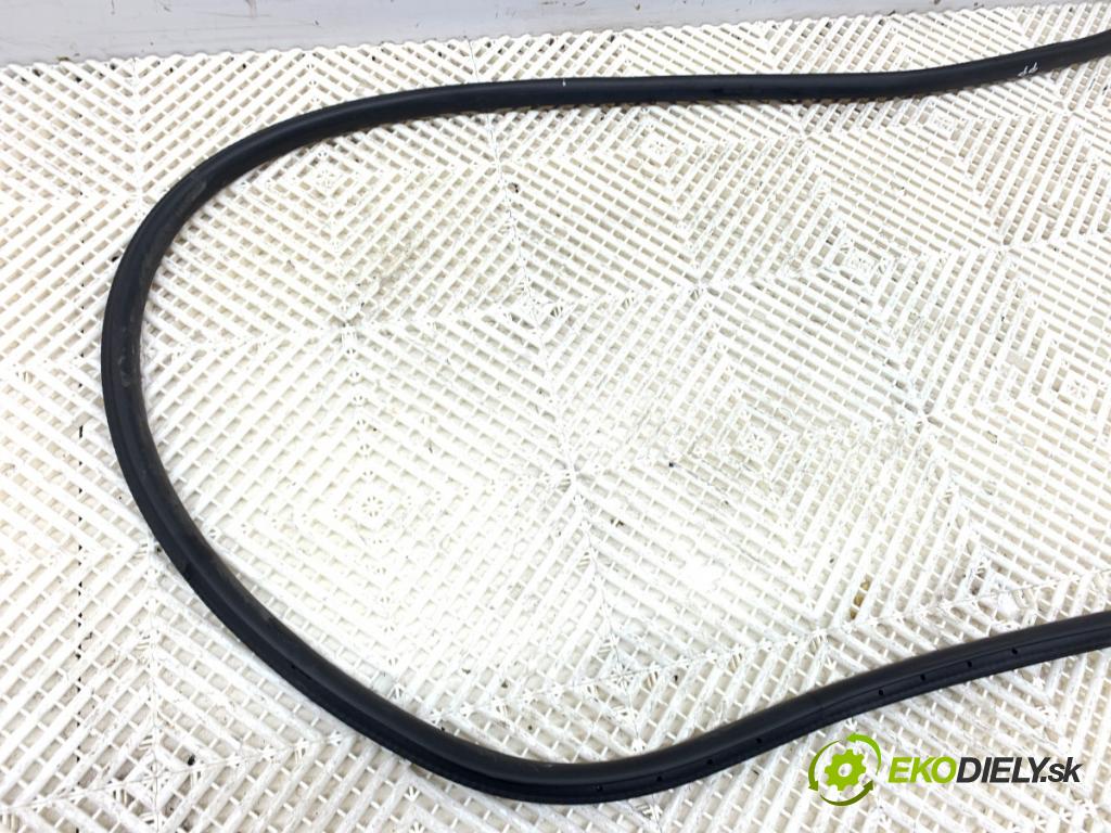 MERCEDES-BENZ GLE SUV 2020 180 kW GLE 300 d 4-matic (167.119) 1950 tesnenie Dvere predný pravá