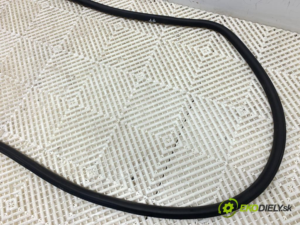 MERCEDES-BENZ GLE SUV 2020 180 kW GLE 300 d 4-matic (167.119) 1950 tesnenie Dvere predný pravá