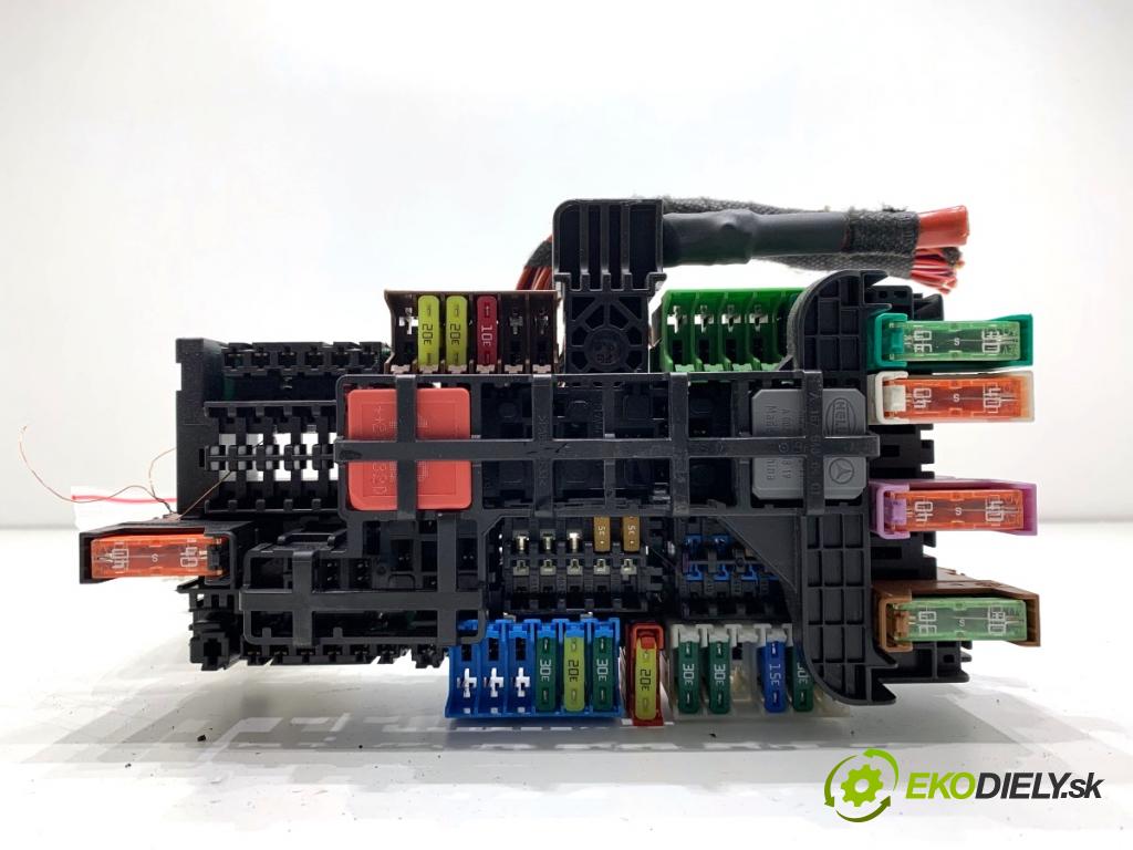 MERCEDES-BENZ GLE SUV 2020 180 kW GLE 300 d 4-matic (167.119) 1950 skříňka poistková A1679063103 (Pojistková skříňka)