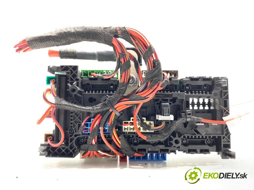 MERCEDES-BENZ GLE SUV 2020 180 kW GLE 300 d 4-matic (167.119) 1950 Skrinka poistková A1679063103 (Poistková skrinka)