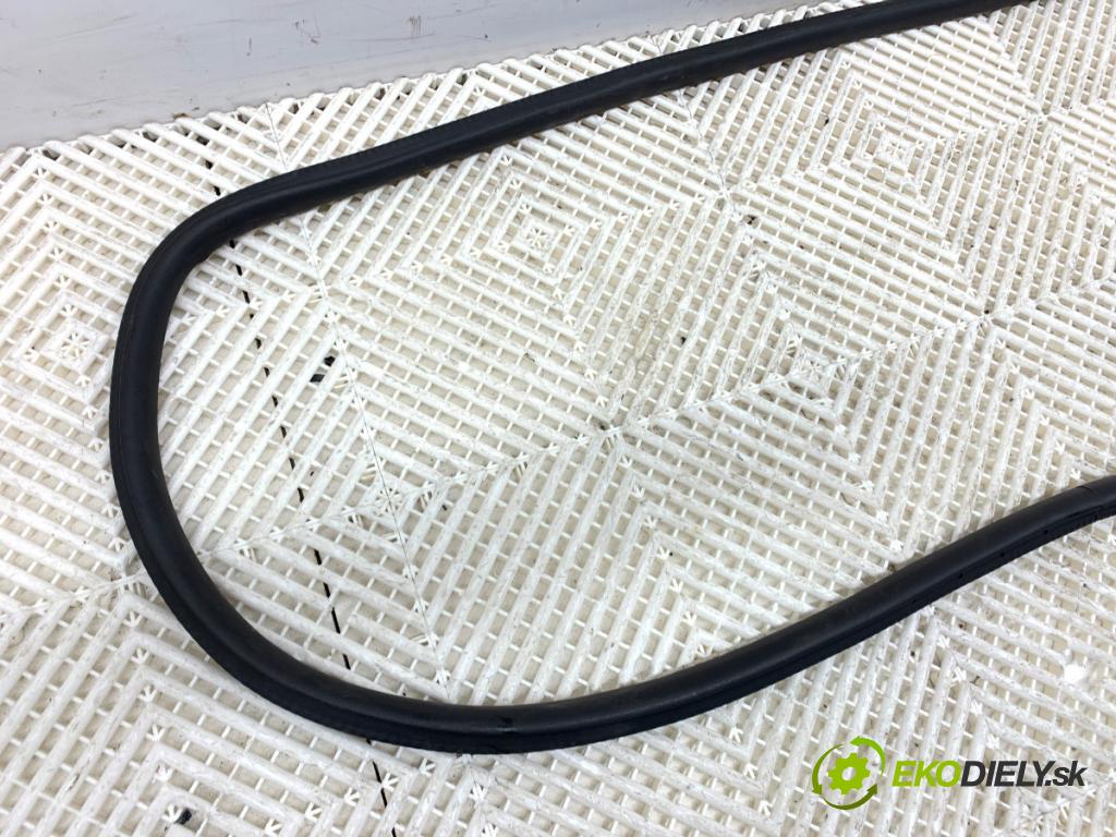 MERCEDES-BENZ GLE SUV 2020 180 kW GLE 300 d 4-matic (167.119) 1950 tesnenie Dvere zad ľavá strana  (Karoséria ostatné)