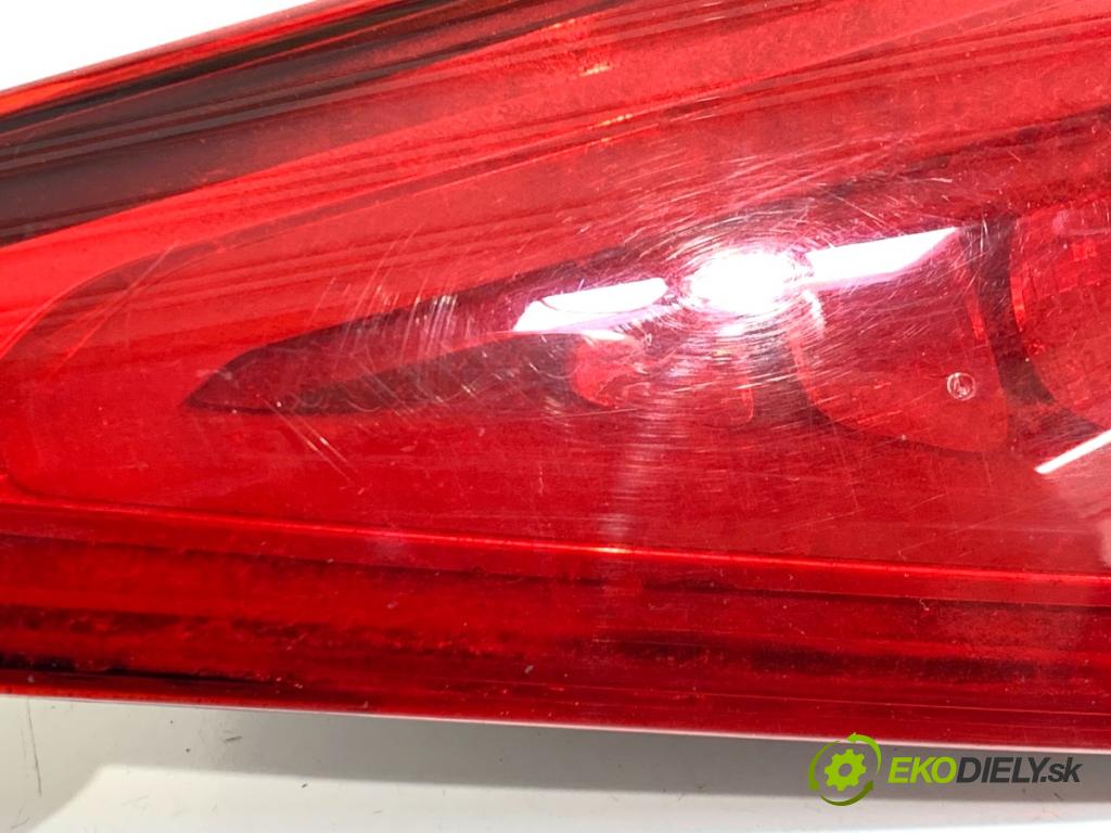 MERCEDES-BENZ GLE SUV 2020 180 kW GLE 300 d 4-matic (167.119) 1950 Svetlo zad pravá vnútorná A1679060107 (Kľučka dverí ostatné)