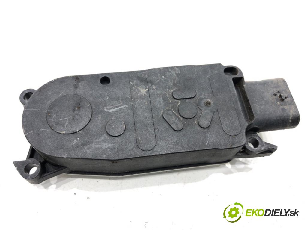 PEUGEOT 3008 SUV 2021 147 kW Hybrid4 (M45GBU) 1598 Motorček rolety ŽALÚZIE: 5877R1001