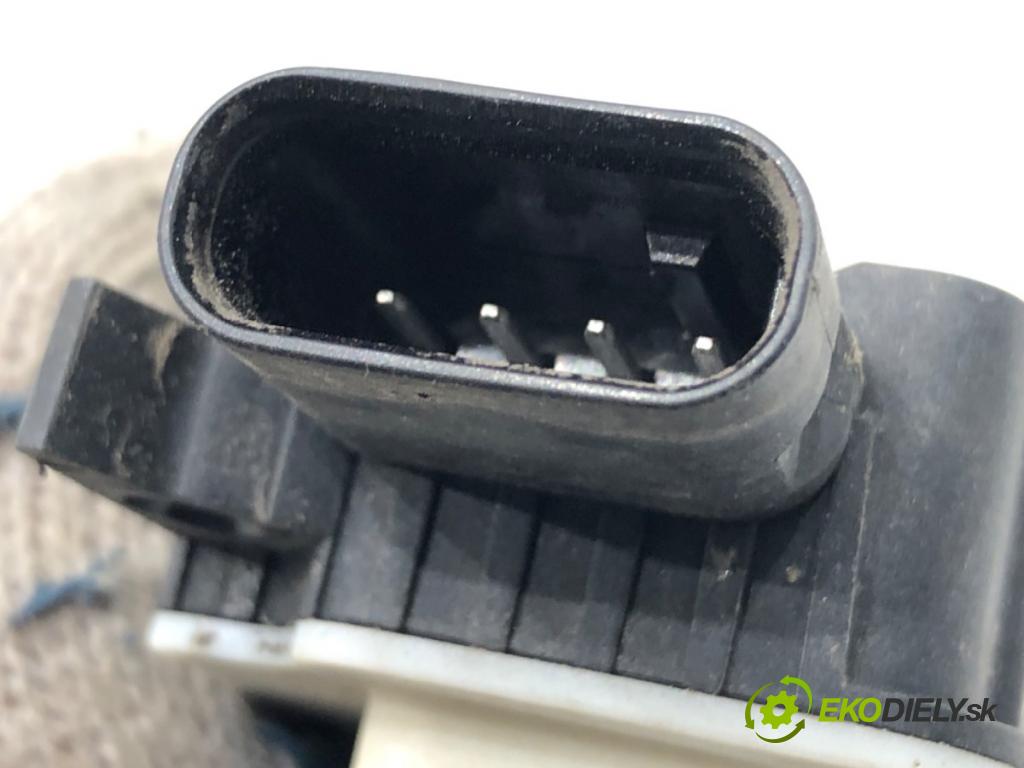 PEUGEOT 3008 SUV 2021 147 kW Hybrid4 (M45GBU) 1598 Motorček rolety ŽALÚZIE: 5877R1001