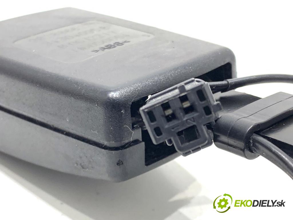 PEUGEOT 3008 SUV 2021 147 kW Hybrid4 (M45GBU) 1598 zapínače pásov PASA zad 9828866877