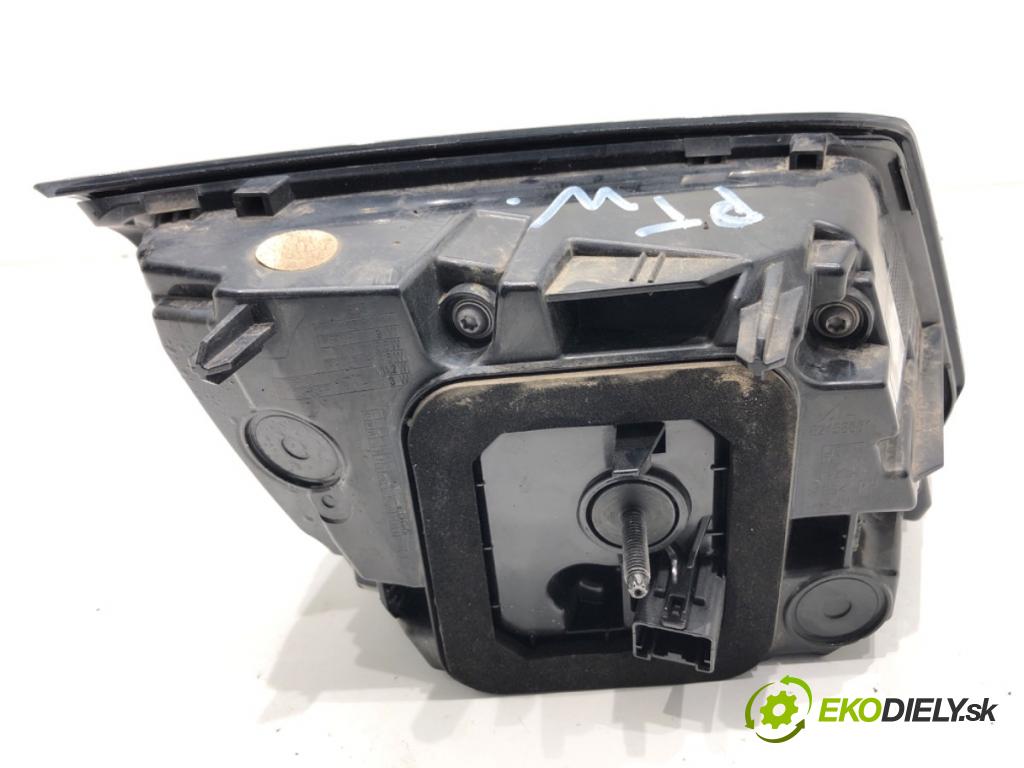 PEUGEOT 3008 SUV 2021 147 kW Hybrid4 (M45GBU) 1598 Svetlo zad pravá vnútorná  (Kľučka dverí ostatné)