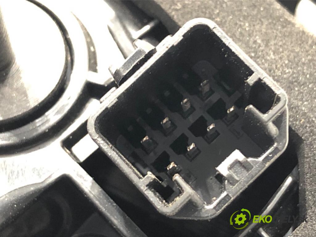 PEUGEOT 3008 SUV 2021 147 kW Hybrid4 (M45GBU) 1598 Svetlo zad pravá vnútorná  (Kľučka dverí ostatné)